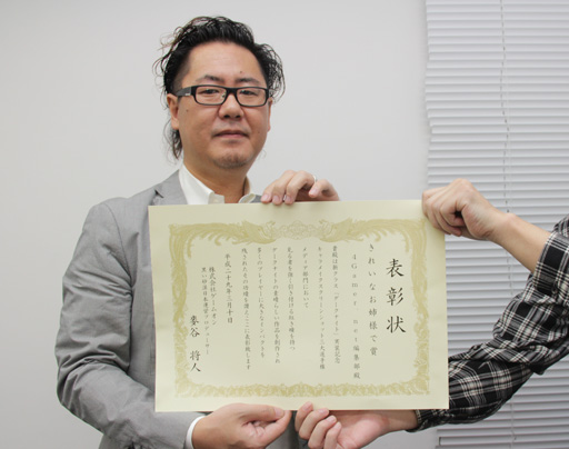 画像ギャラリー No.006のサムネイル画像 / 「黒い砂漠」運営プロデューサーが賞状と称号を持って編集部にやってきた。4Gamer作成のダークナイトは「きれいなお姉様で賞」を獲得