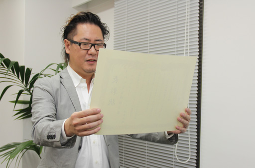 画像ギャラリー No.008のサムネイル画像 / 「黒い砂漠」運営プロデューサーが賞状と称号を持って編集部にやってきた。4Gamer作成のダークナイトは「きれいなお姉様で賞」を獲得