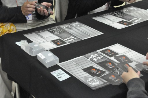 画像ギャラリー No.003のサムネイル画像 / 「閃乱カグラTCG UNLIMITED VS」の発売前イベントが花やしきで開催。マーベラスAQLの高木謙一郎氏と飛鳥役の声優・原田ひとみさんも駆けつけた