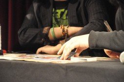 画像ギャラリー No.009のサムネイル画像 / 「閃乱カグラTCG UNLIMITED VS」の発売前イベントが花やしきで開催。マーベラスAQLの高木謙一郎氏と飛鳥役の声優・原田ひとみさんも駆けつけた