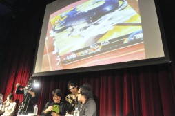 画像ギャラリー No.010のサムネイル画像 / 「閃乱カグラTCG UNLIMITED VS」の発売前イベントが花やしきで開催。マーベラスAQLの高木謙一郎氏と飛鳥役の声優・原田ひとみさんも駆けつけた