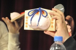 画像ギャラリー No.012のサムネイル画像 / 「閃乱カグラTCG UNLIMITED VS」の発売前イベントが花やしきで開催。マーベラスAQLの高木謙一郎氏と飛鳥役の声優・原田ひとみさんも駆けつけた