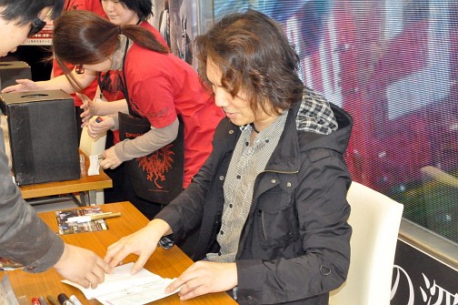 画像ギャラリー No.008のサムネイル画像 / 「Dragon's Dogma: Dark Arisen」本日発売。エグゼクティブプロデューサーの小林裕幸氏と,テーマソングを歌うRaychellさんが駆けつけた店頭イベントをレポート