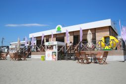 画像集#001のサムネイル/「ガールフレンド(仮)」と「@ほぉ〜むカフェ」がコラボした海の家をレポート