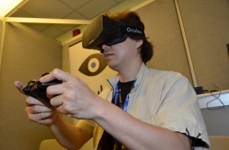 画像集#002のサムネイル/［E3 2013］仮想現実HMD「Oculus Rift」の1080p版を体験してきた。Unreal Engine 4のデモ世界が目の前に広がるのは，もはや感動だ