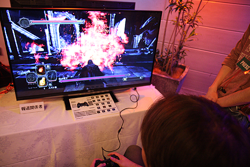 画像ギャラリー No.014のサムネイル画像 / さっそく心を折られた「DARK SOULS II」先行体験会レポート。憔悴しきったマフィア梶田が,ゲームから発せられていた殺意を語る