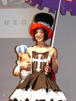 画像ギャラリー No.020のサムネイル画像 / 「ワンピース 海賊無双2 完成披露発表会」の模様をレポート。ペローナ姿の芹那さんがまぶしすぎ