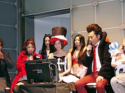 画像ギャラリー No.022のサムネイル画像 / 「ワンピース 海賊無双2 完成披露発表会」の模様をレポート。ペローナ姿の芹那さんがまぶしすぎ