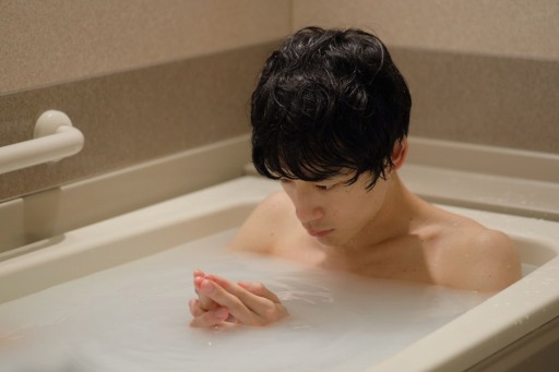 画像(001)「劇場版 光のお父さん」，“風呂の日"を記念した坂口健太郎さんの劇中カットが公開