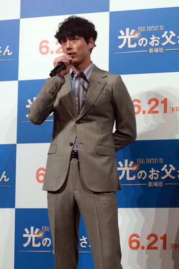 画像ギャラリー No.004のサムネイル画像 / 坂口健太郎さんが吉田鋼太郎さんに父の日のプレゼント。「劇場版ファイナルファンタジーXIV 光のお父さん」父の日記念イベントをレポート