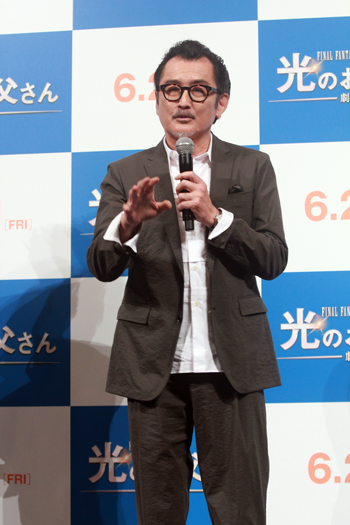 画像ギャラリー No.005のサムネイル画像 / 坂口健太郎さんが吉田鋼太郎さんに父の日のプレゼント。「劇場版ファイナルファンタジーXIV 光のお父さん」父の日記念イベントをレポート