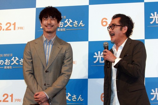 画像ギャラリー No.006のサムネイル画像 / 坂口健太郎さんが吉田鋼太郎さんに父の日のプレゼント。「劇場版ファイナルファンタジーXIV 光のお父さん」父の日記念イベントをレポート