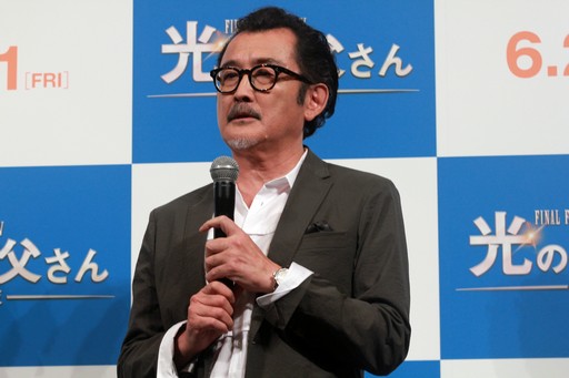 画像ギャラリー No.008のサムネイル画像 / 坂口健太郎さんが吉田鋼太郎さんに父の日のプレゼント。「劇場版ファイナルファンタジーXIV 光のお父さん」父の日記念イベントをレポート