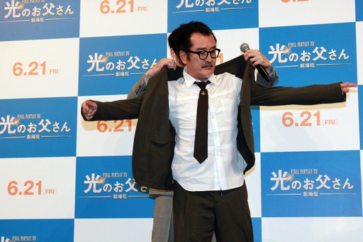 画像ギャラリー No.010のサムネイル画像 / 坂口健太郎さんが吉田鋼太郎さんに父の日のプレゼント。「劇場版ファイナルファンタジーXIV 光のお父さん」父の日記念イベントをレポート