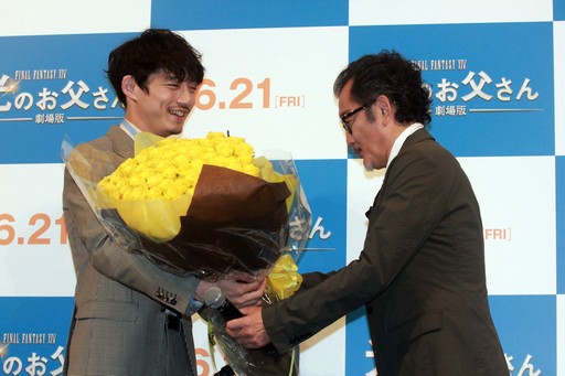 画像ギャラリー No.011のサムネイル画像 / 坂口健太郎さんが吉田鋼太郎さんに父の日のプレゼント。「劇場版ファイナルファンタジーXIV 光のお父さん」父の日記念イベントをレポート