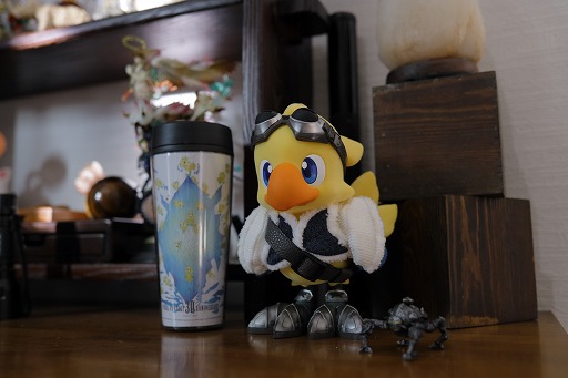 画像ギャラリー No.001のサムネイル画像 / 美術さんの遊び心が満載。「劇場版 ファイナルファンタジーXIV光のお父さん」主人公アキオの部屋のセット写真が公開