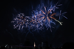 画像ギャラリー No.006のサムネイル画像 / 「FFXIV 10th ANNIVERSARY FIREWORKS & MUSIC」千葉会場レポート。ドローンや花火による光の演出で新生10周年をお祝い