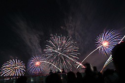 画像ギャラリー No.008のサムネイル画像 / 「FFXIV 10th ANNIVERSARY FIREWORKS & MUSIC」千葉会場レポート。ドローンや花火による光の演出で新生10周年をお祝い