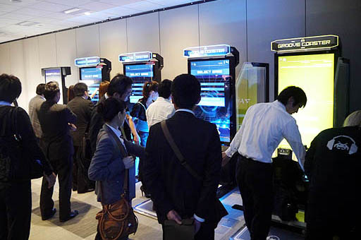 画像ギャラリー No.001のサムネイル画像 / 「KOF XIII CLIMAX」「スカルガールズ」のNESiCAxLive版が初お披露目。開発中の「グルーヴコースター」も体験できたタイトー新製品商談会レポート