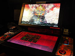 画像ギャラリー No.003のサムネイル画像 / 「LORD of VERMILION III」をがっちりプレイ。スーパーレアを含む新カード情報と合わせて,その模様をレポート