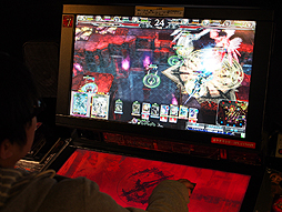 画像ギャラリー No.021のサムネイル画像 / 「LORD of VERMILION III」をがっちりプレイ。スーパーレアを含む新カード情報と合わせて,その模様をレポート