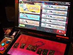 画像ギャラリー No.022のサムネイル画像 / 「LORD of VERMILION III」をがっちりプレイ。スーパーレアを含む新カード情報と合わせて,その模様をレポート