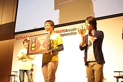 画像ギャラリー No.024のサムネイル画像 / 「KONAMI Arcade Championship 2013」初日の模様をレポート。トップランカー達によるスーパープレイで会場は大盛り上がり