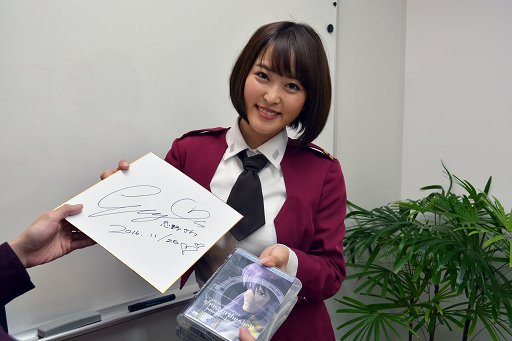 画像ギャラリー No.003のサムネイル画像 / 「攻殻機動隊S.A.C. ONLINE」のアップデート情報を伝えるべく,公安9課オペレーター姿のグラビアアイドル・忍野さらさんが編集部にやって来た