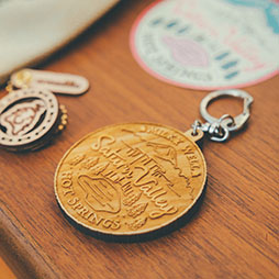 画像ギャラリー No.010のサムネイル画像 / 「MOTHER2」の新作グッズは,ほぼ実物大の“ポーラのぬいぐるみ”とサターンバレーのお土産セット。4月29日のイベントで先行販売