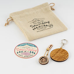 画像ギャラリー No.012のサムネイル画像 / 「MOTHER2」の新作グッズは,ほぼ実物大の“ポーラのぬいぐるみ”とサターンバレーのお土産セット。4月29日のイベントで先行販売