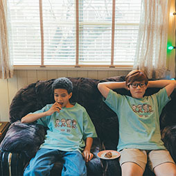 ���������꡼ No.002�Υ���ͥ������ / ��MOTHER2�פ�30��ǯ��ǰ���å���8��1����ȯ�䳫�ϡ��ͥ���4�ͤ�ι����Ѥ�ǥ����󤷤�T����ġ��ס��Υ顼���ɤ�֤�ʤɤ��Ѱ�