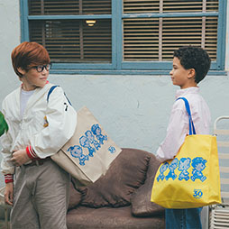 ���������꡼ No.005�Υ���ͥ������ / ��MOTHER2�פ�30��ǯ��ǰ���å���8��1����ȯ�䳫�ϡ��ͥ���4�ͤ�ι����Ѥ�ǥ����󤷤�T����ġ��ס��Υ顼���ɤ�֤�ʤɤ��Ѱ�