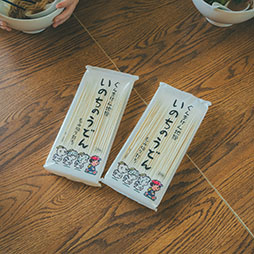 ���������꡼ No.006�Υ���ͥ������ / ��MOTHER2�פ�30��ǯ��ǰ���å���8��1����ȯ�䳫�ϡ��ͥ���4�ͤ�ι����Ѥ�ǥ����󤷤�T����ġ��ס��Υ顼���ɤ�֤�ʤɤ��Ѱ�