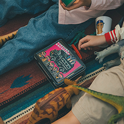 ���������꡼ No.009�Υ���ͥ������ / ��MOTHER2�פ�30��ǯ��ǰ���å���8��1����ȯ�䳫�ϡ��ͥ���4�ͤ�ι����Ѥ�ǥ����󤷤�T����ġ��ס��Υ顼���ɤ�֤�ʤɤ��Ѱ�