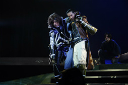 画像ギャラリー No.034のサムネイル画像 / 新キャストを迎えた舞台「『戦国BASARA3 宴弐』‐凶王誕生×深淵の宴‐」ゲネプロ公演をレポート。最新作「戦国BASARA4」の最新情報もお披露目に