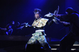 画像ギャラリー No.042のサムネイル画像 / 新キャストを迎えた舞台「『戦国BASARA3 宴弐』‐凶王誕生×深淵の宴‐」ゲネプロ公演をレポート。最新作「戦国BASARA4」の最新情報もお披露目に