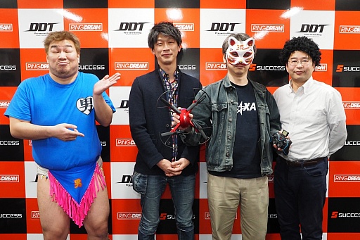 画像ギャラリー No.001のサムネイル画像 / ベテランかつ新人のアイドルユニットに,男色ディーノも為す術なし。12月29日開催「リングドリーム」主催DDTプロレス興行の会見をレポート
