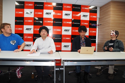 画像ギャラリー No.002のサムネイル画像 / ベテランかつ新人のアイドルユニットに,男色ディーノも為す術なし。12月29日開催「リングドリーム」主催DDTプロレス興行の会見をレポート