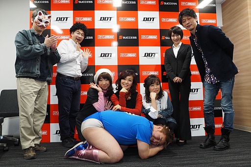 画像ギャラリー No.010のサムネイル画像 / ベテランかつ新人のアイドルユニットに,男色ディーノも為す術なし。12月29日開催「リングドリーム」主催DDTプロレス興行の会見をレポート