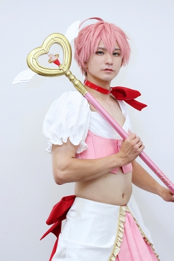 画像ギャラリー No.005のサムネイル画像 / すべては「魔法少女 俺」のために――「オルクスオンライン」コラボ記念で“魔法少女オレ”に扮した世界の鈴木さんが編集部にやってきた