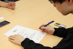 画像ギャラリー No.017のサムネイル画像 / すべては「魔法少女 俺」のために――「オルクスオンライン」コラボ記念で“魔法少女オレ”に扮した世界の鈴木さんが編集部にやってきた