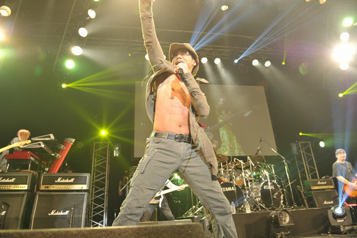 画像集#010のサムネイル/半裸&赤マフラーの変態忍者も出没した「GUILTY GEAR×BLAZBLUE MUSIC LIVE 2014」をレポート。石渡太輔氏&Hashimoto氏のインタビューも掲載