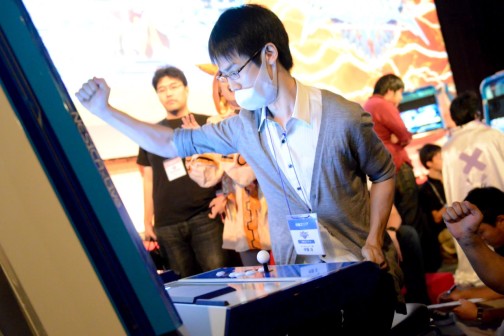 画像集#018のサムネイル/同キャラ戦,初出場初優勝,そして悲願のリベンジ達成。「P4U2」「GGXrd」「BBCP」で新たなドラマが紡がれた「あーくれぼ2014」フォトレポート