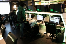 画像ギャラリー No.006のサムネイル画像 / 「コアマスターズ」のオフライン大会がアキバで開催。CBT中に初代最強プレイヤーが決まり,新井里美さんが声を担当する新キャラのお披露めも