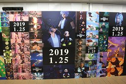 画像集#003のサムネイル/「KINGDOM HEARTS III」発売日決定記念「IIIにつながる物語たち スペシャルボード」が新宿で公開。絵本のページを模したリーフレットも配布