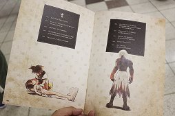 画像集 No.015のサムネイル画像 / 「KINGDOM HEARTS III」発売日決定記念「IIIにつながる物語たち スペシャルボード」が新宿で公開。絵本のページを模したリーフレットも配布