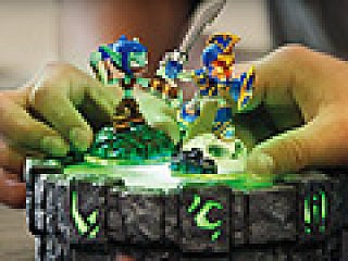 フィギュアをゲーム世界に登場させて遊ぶ「Skylanders Spyro's