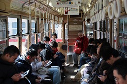 画像集#004のサムネイル/「A列車で行こう3D」の体験イベントが「都電おもいで広場」にて開催。路面電車の旧車両内で鉄道経営シムをプレイするという,一風変わった会場の模様をレポート