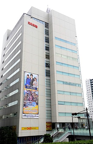 画像ギャラリー No.001のサムネイル画像 / 「チェンクロ」公式ラジオの特製巨大ポスターが文化放送社屋の壁面に出現