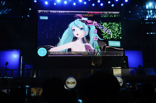 ���������꡼ No.013�Υ���ͥ������ / ��TGS 2013�ϡֽ鲻�ߥ� -Project DIVA- F 2nd�פο��ץ쥤�ϸ���줿�Τ���������ȯ�����åդ������٤�ĩ�路���ְ�ͷ�����ץ��ơ������ݡ���